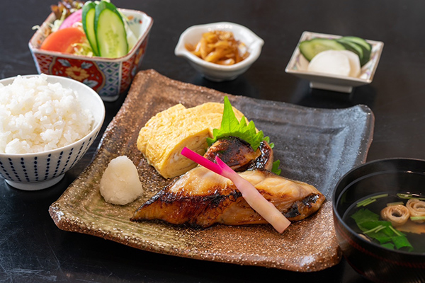 銀ダラの漬焼とたまご焼定食